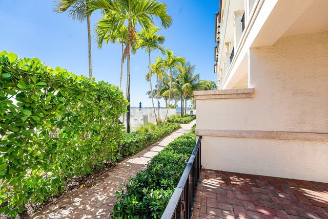 10 Windward Lane, Boynton Beach, FL 33435