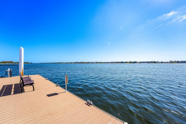 10 Windward Lane, Boynton Beach, FL 33435