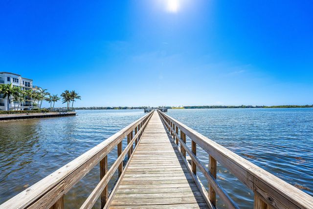 10 Windward Lane, Boynton Beach, FL 33435