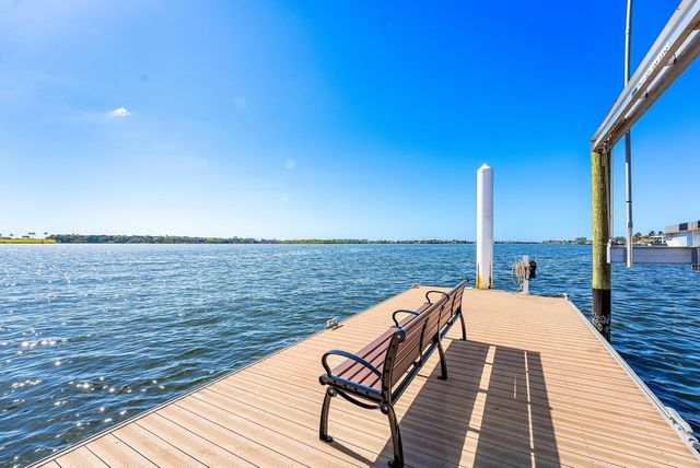 10 Windward Lane, Boynton Beach, FL 33435