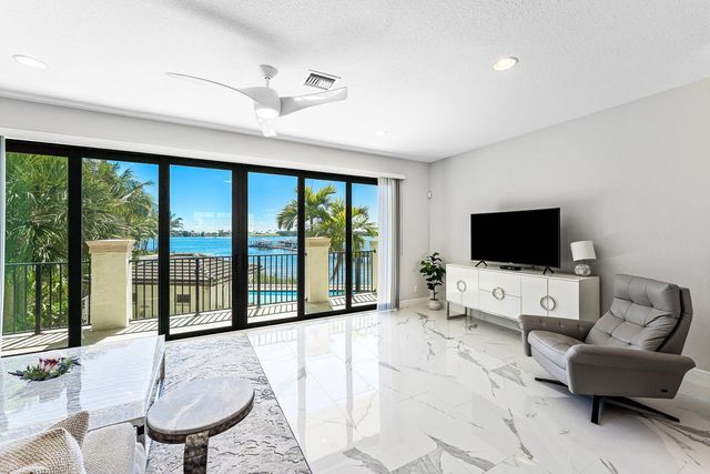 10 Windward Lane, Boynton Beach, FL 33435