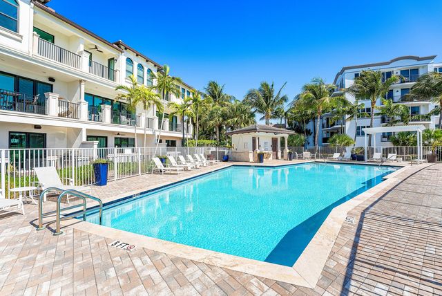 10 Windward Lane, Boynton Beach, FL 33435