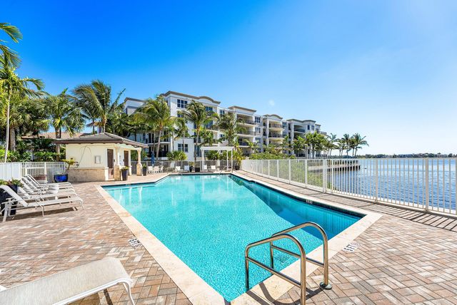 10 Windward Lane, Boynton Beach, FL 33435