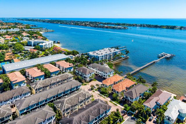 10 Windward Lane, Boynton Beach, FL 33435