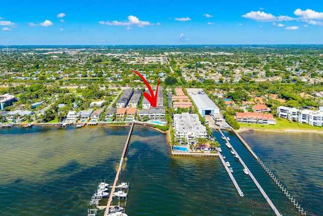 10 Windward Lane, Boynton Beach, FL 33435