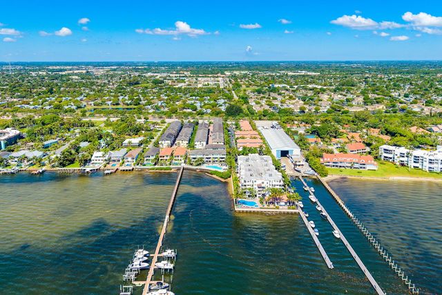 10 Windward Lane, Boynton Beach, FL 33435