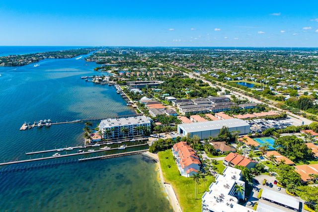 10 Windward Lane, Boynton Beach, FL 33435