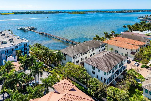 10 Windward Lane, Boynton Beach, FL 33435
