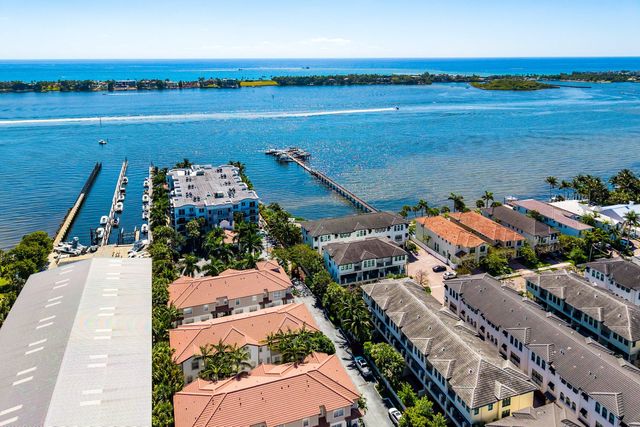 10 Windward Lane, Boynton Beach, FL 33435