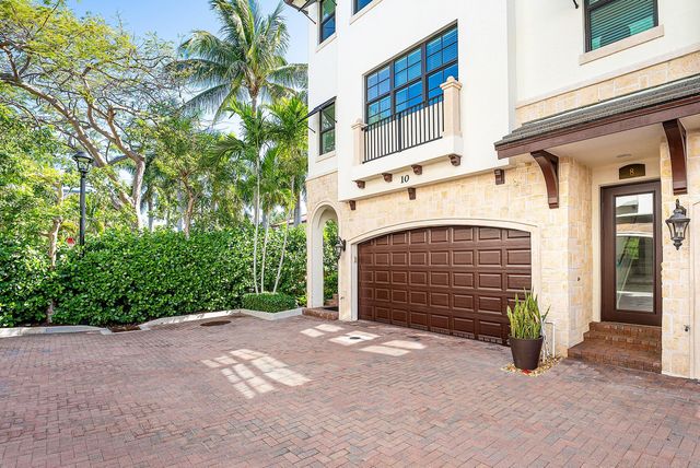 10 Windward Lane, Boynton Beach, FL 33435
