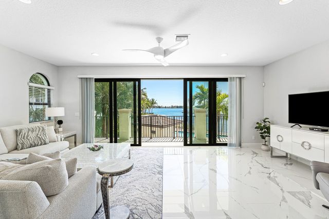 10 Windward Lane, Boynton Beach, FL 33435