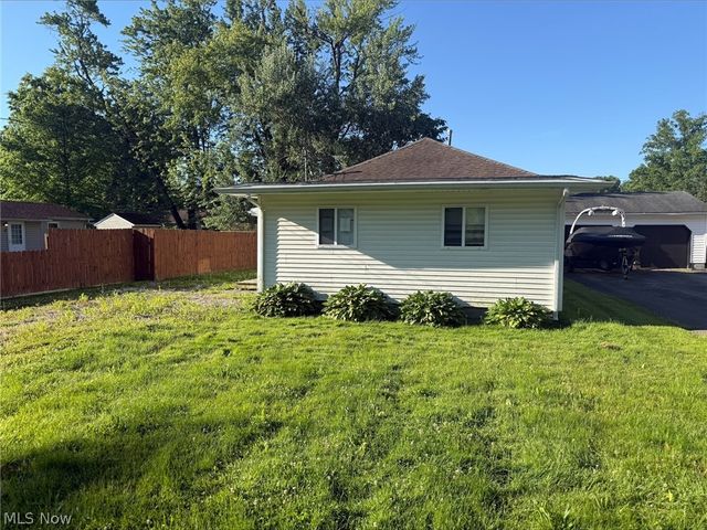 17633 Beach Lane, Lake Milton, OH 44429