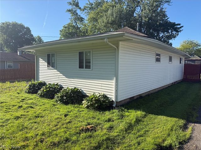 17633 Beach Lane, Lake Milton, OH 44429