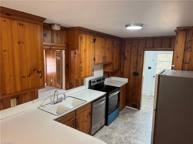 12 Hawthorne Lane, Lexington, NC 27295
