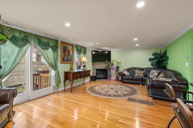 215 Saint Mary St 3, Needham, MA 02494