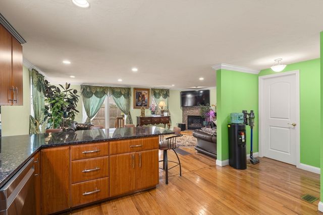 215 Saint Mary St 3, Needham, MA 02494