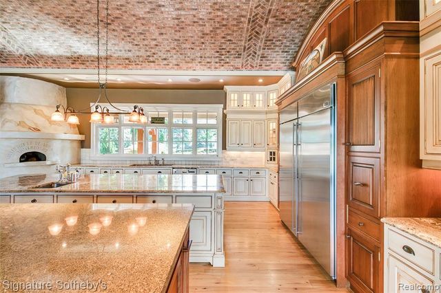 5350 Brewster Road, Rochester, MI 48306