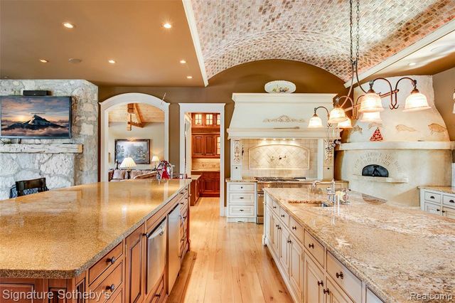 5350 Brewster Road, Rochester, MI 48306