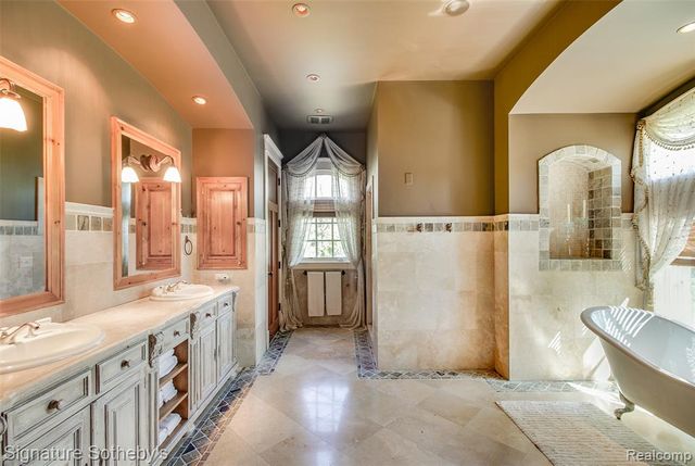 5350 Brewster Road, Rochester, MI 48306