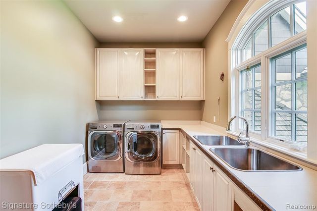 5350 Brewster Road, Rochester, MI 48306