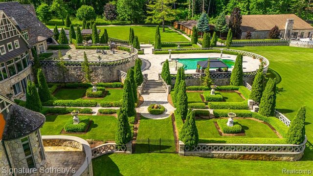 5350 Brewster Road, Rochester, MI 48306