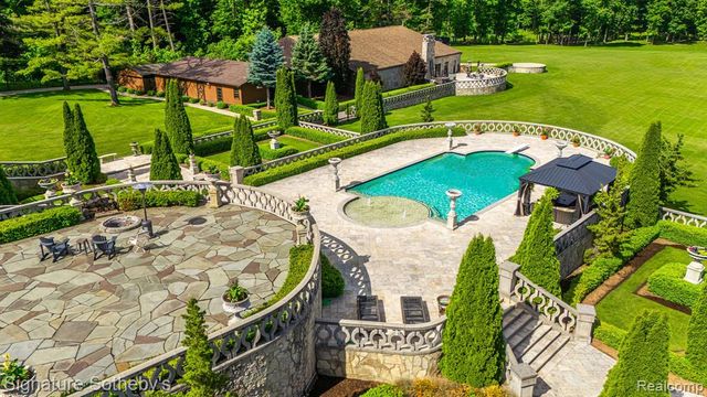 5350 Brewster Road, Rochester, MI 48306