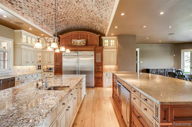 5350 Brewster Road, Rochester, MI 48306