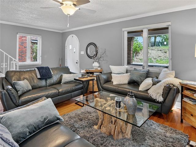 830 Florida Ave, Mt Lebanon, PA 15228