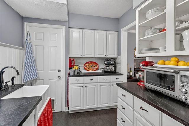 830 Florida Ave, Mt Lebanon, PA 15228