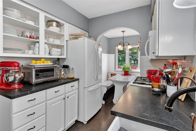 830 Florida Ave, Mt Lebanon, PA 15228