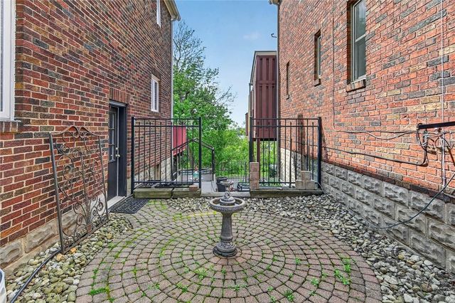 830 Florida Ave, Mt Lebanon, PA 15228