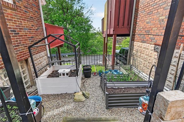 830 Florida Ave, Mt Lebanon, PA 15228