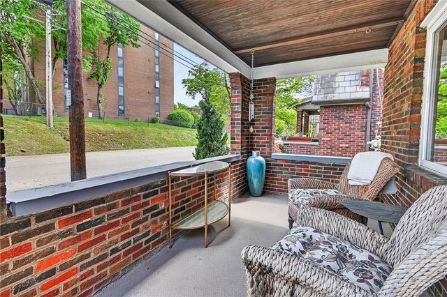 830 Florida Ave, Mt Lebanon, PA 15228