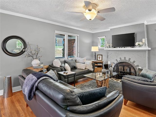 830 Florida Ave, Mt Lebanon, PA 15228