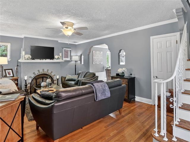 830 Florida Ave, Mt Lebanon, PA 15228