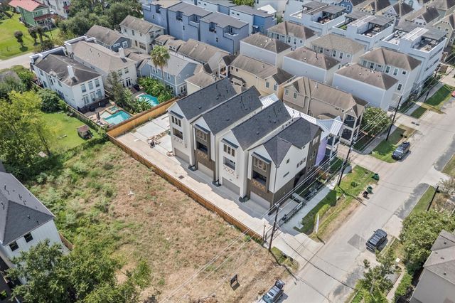 1122 W 17th Street E, Houston, TX 77008