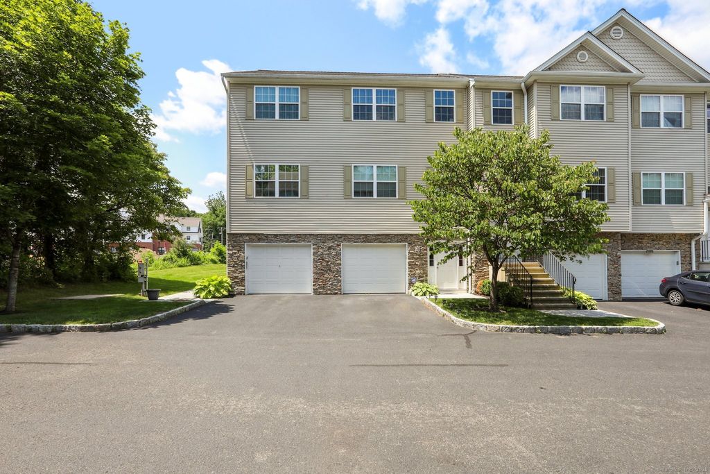 27 Riverview Court 27, Brookfield, CT 06804