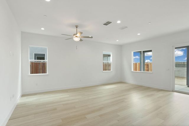 484 Vinal Dr, Manteca, CA 95337