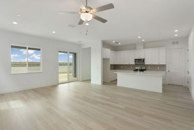 484 Vinal Dr, Manteca, CA 95337