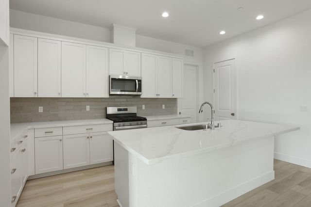 484 Vinal Dr, Manteca, CA 95337