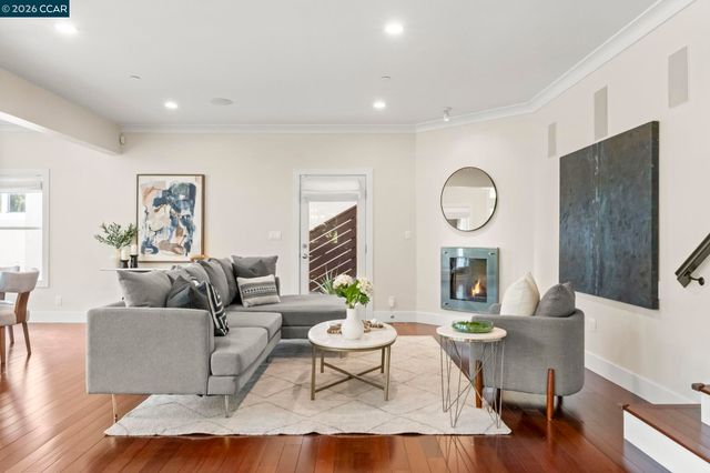 6165 Doncaster Pl, Oakland, CA 94611