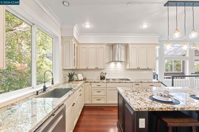 6165 Doncaster Pl, Oakland, CA 94611