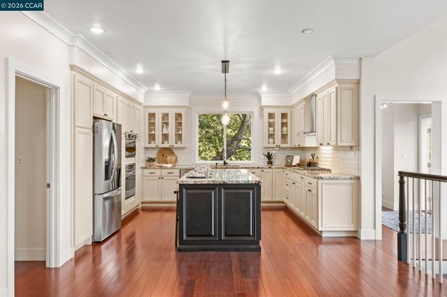 6165 Doncaster Pl, Oakland, CA 94611