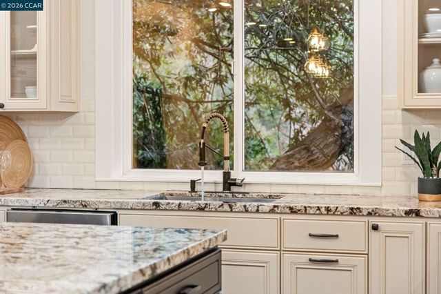 6165 Doncaster Pl, Oakland, CA 94611