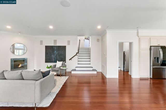 6165 Doncaster Pl, Oakland, CA 94611