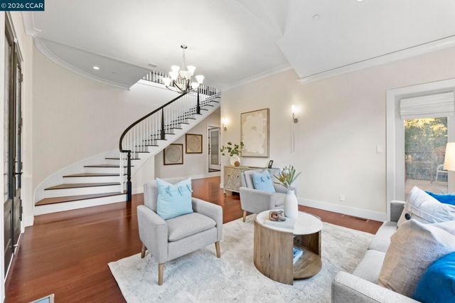 6165 Doncaster Pl, Oakland, CA 94611