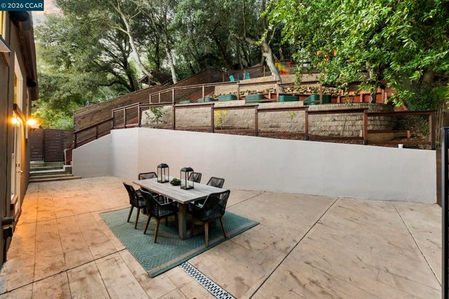 6165 Doncaster Pl, Oakland, CA 94611