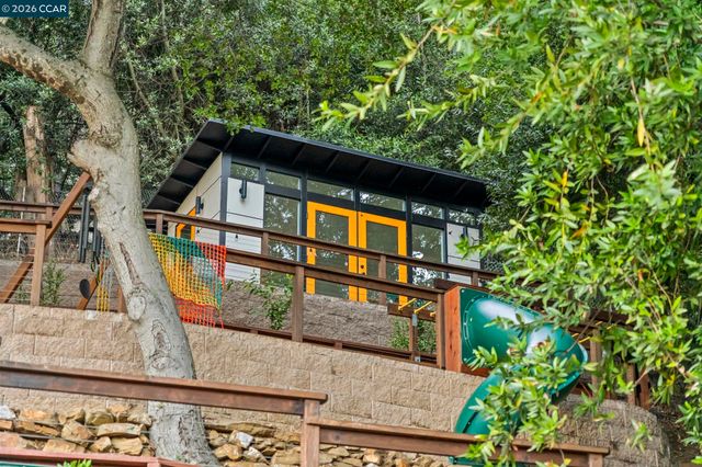 6165 Doncaster Pl, Oakland, CA 94611