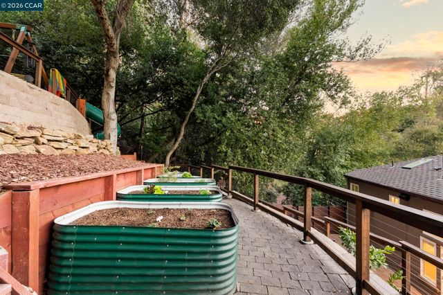 6165 Doncaster Pl, Oakland, CA 94611