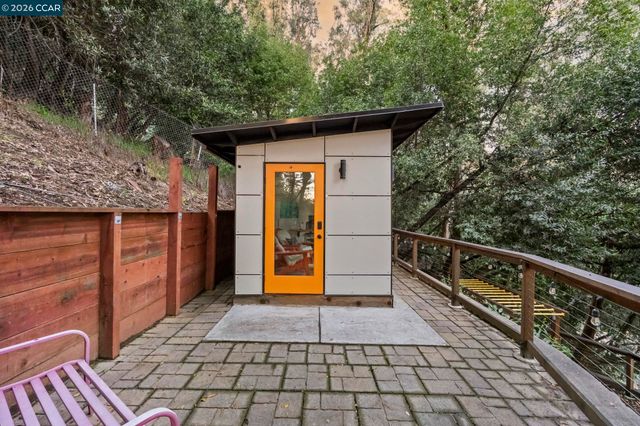 6165 Doncaster Pl, Oakland, CA 94611